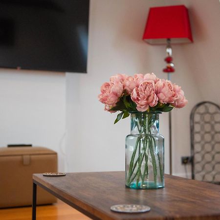 Stylish Townhouse, Work Desk, Fast Wi-Fi, Sleeps 6 スタンフォード エクステリア 写真