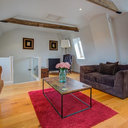 Stylish Townhouse, Work Desk, Fast Wi-Fi, Sleeps 6 スタンフォード エクステリア 写真