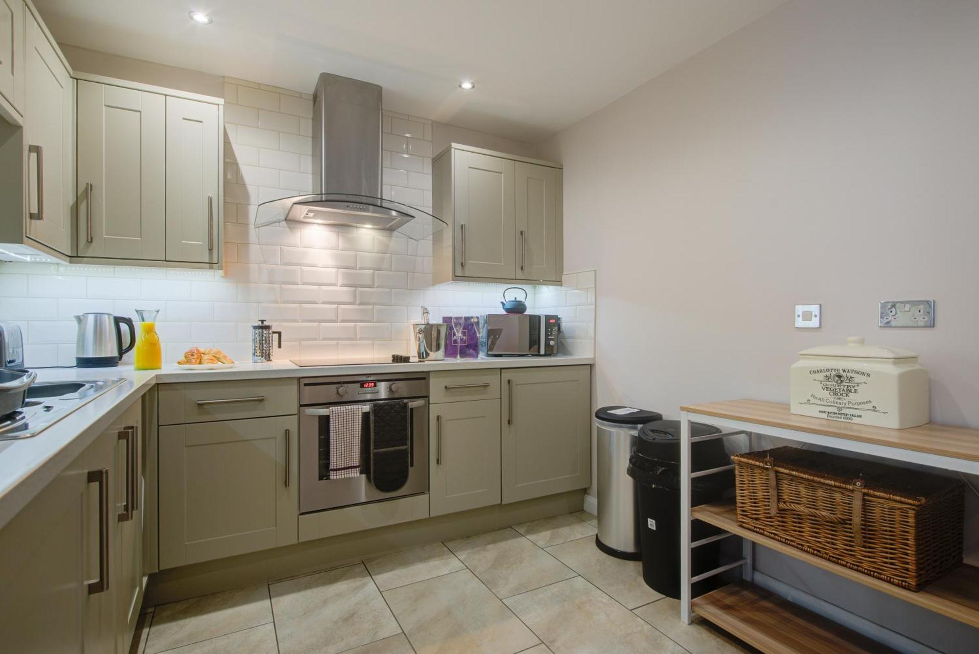 Stylish Townhouse, Work Desk, Fast Wi-Fi, Sleeps 6 スタンフォード エクステリア 写真