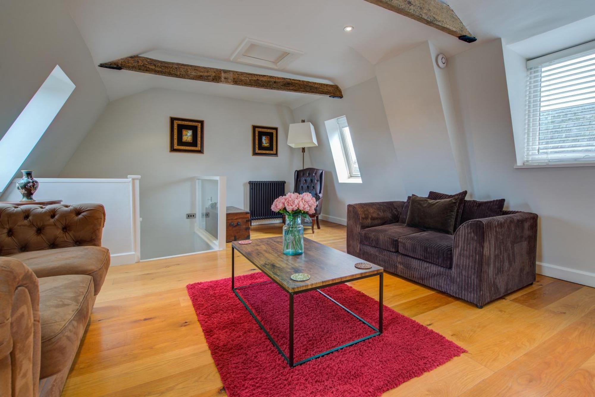 Stylish Townhouse, Work Desk, Fast Wi-Fi, Sleeps 6 スタンフォード エクステリア 写真