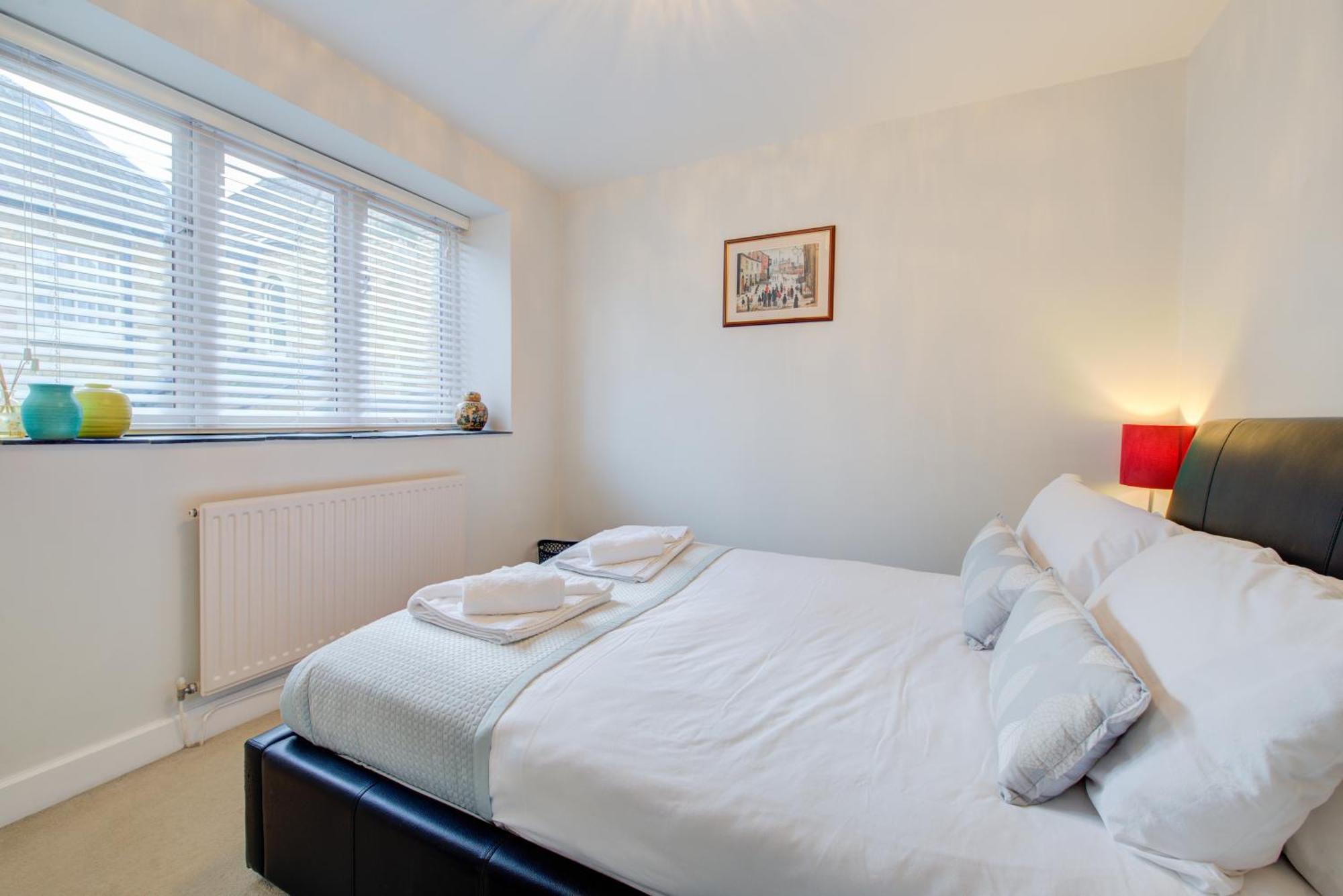 Stylish Townhouse, Work Desk, Fast Wi-Fi, Sleeps 6 スタンフォード エクステリア 写真