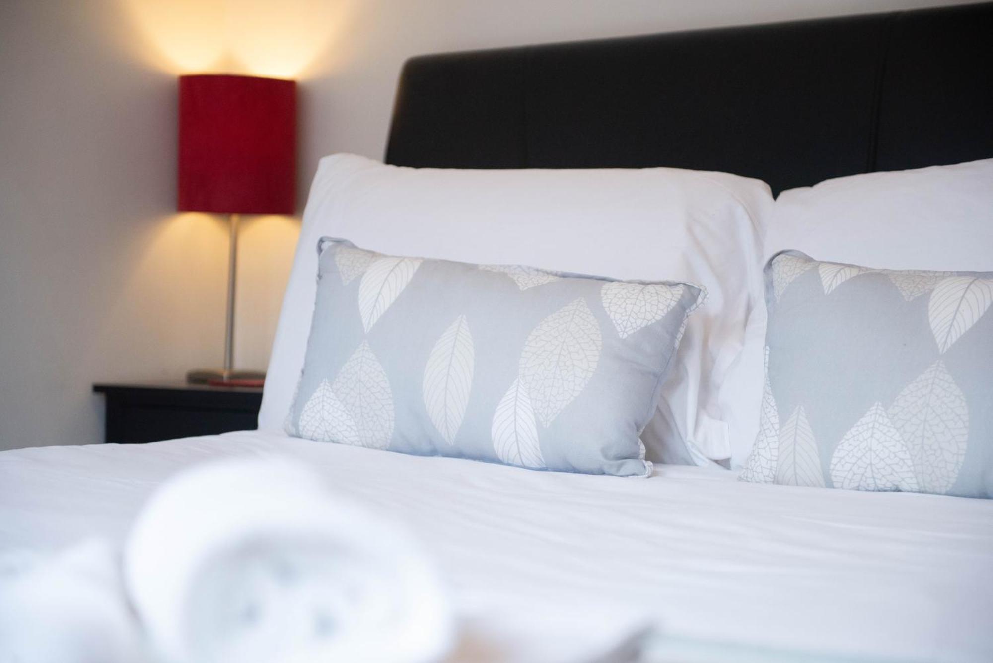 Stylish Townhouse, Work Desk, Fast Wi-Fi, Sleeps 6 スタンフォード エクステリア 写真