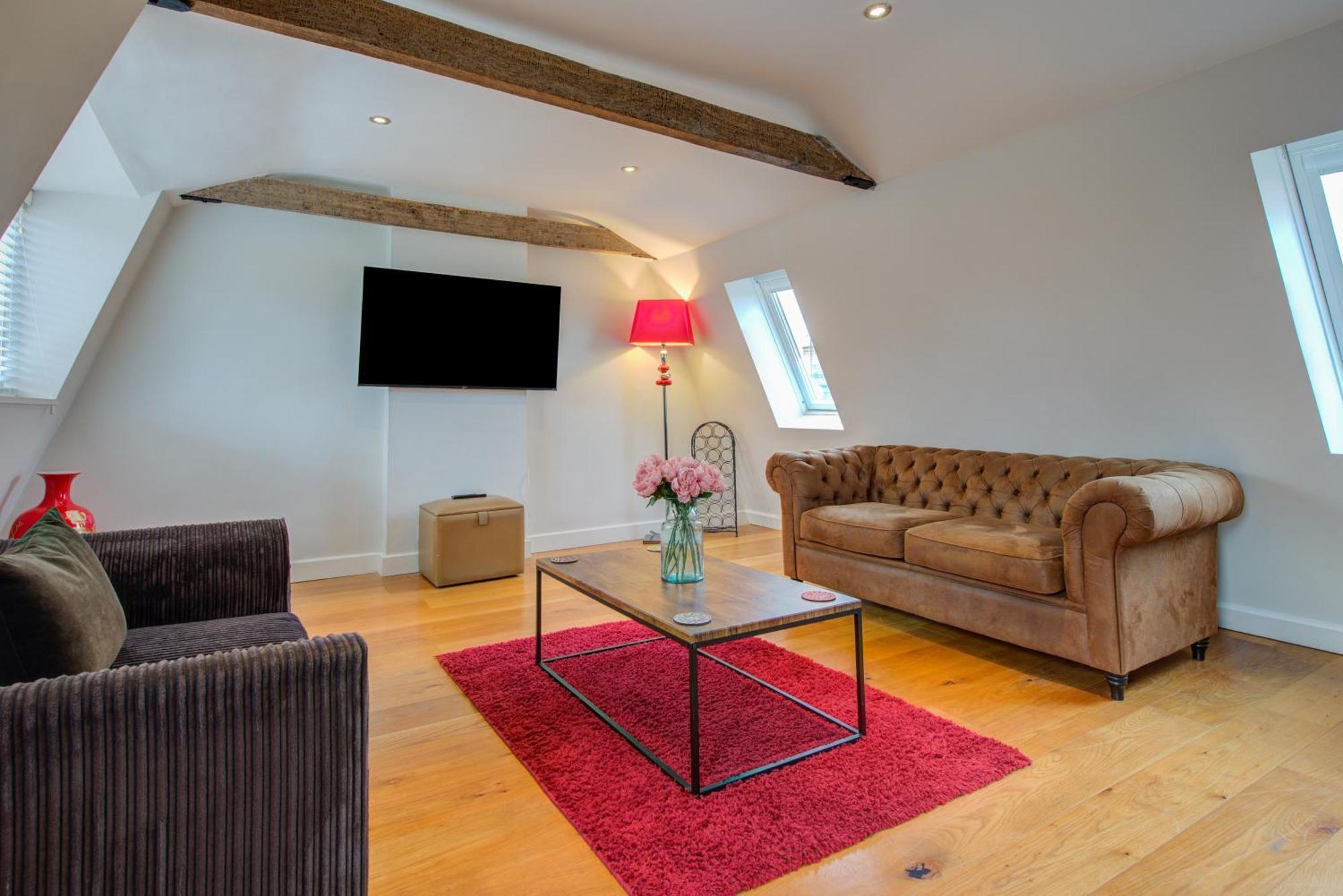Stylish Townhouse, Work Desk, Fast Wi-Fi, Sleeps 6 スタンフォード エクステリア 写真