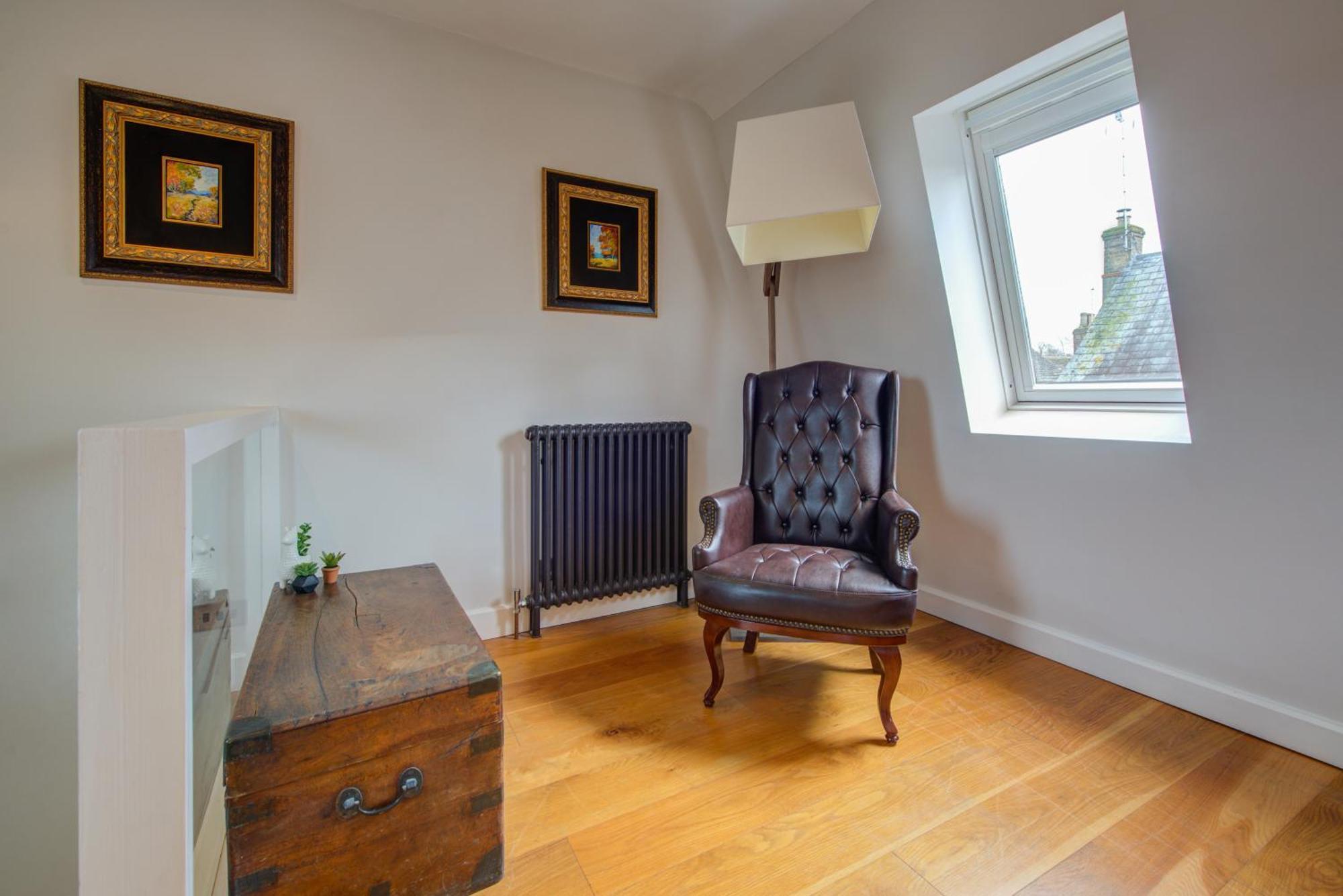 Stylish Townhouse, Work Desk, Fast Wi-Fi, Sleeps 6 スタンフォード エクステリア 写真