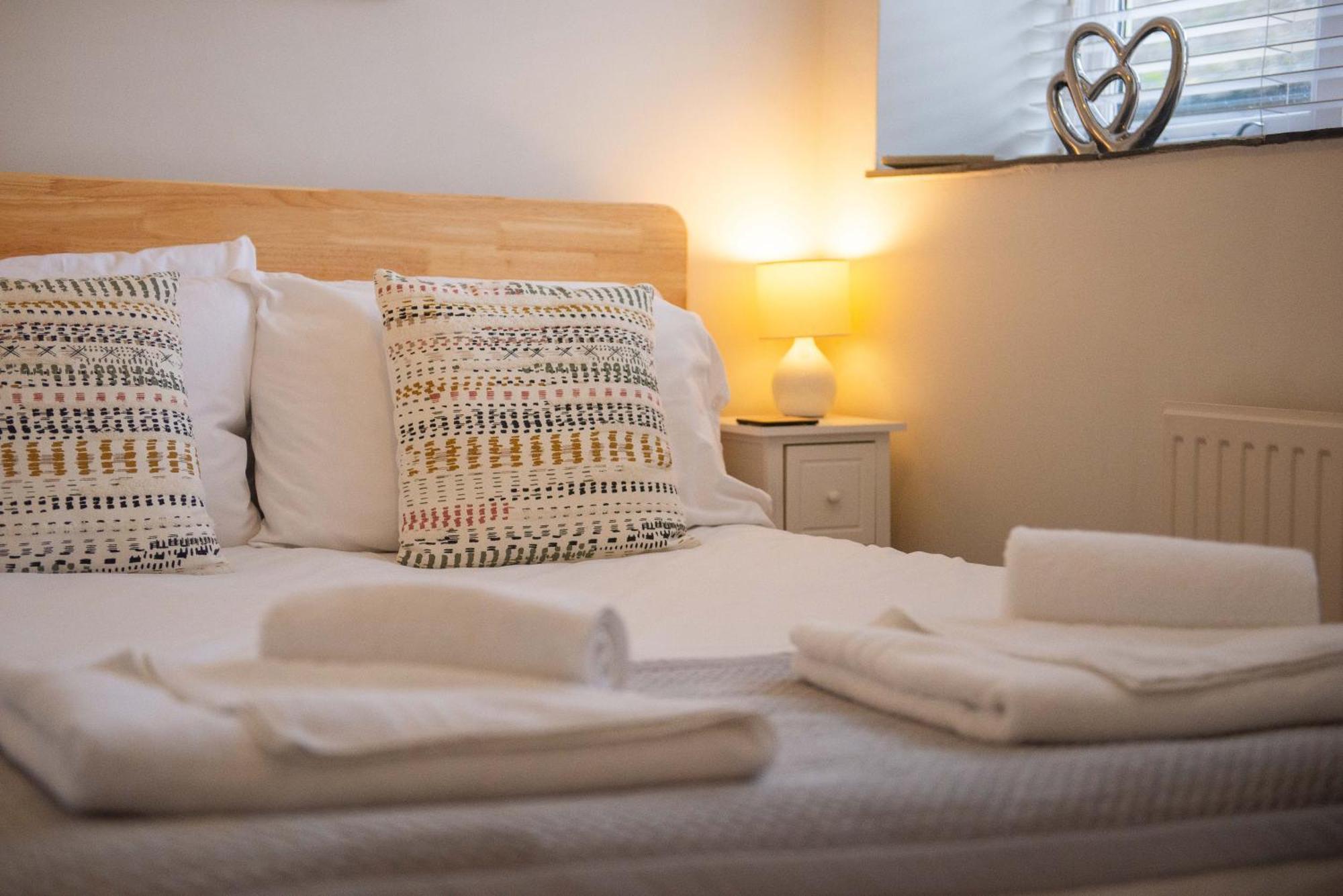Stylish Townhouse, Work Desk, Fast Wi-Fi, Sleeps 6 スタンフォード エクステリア 写真