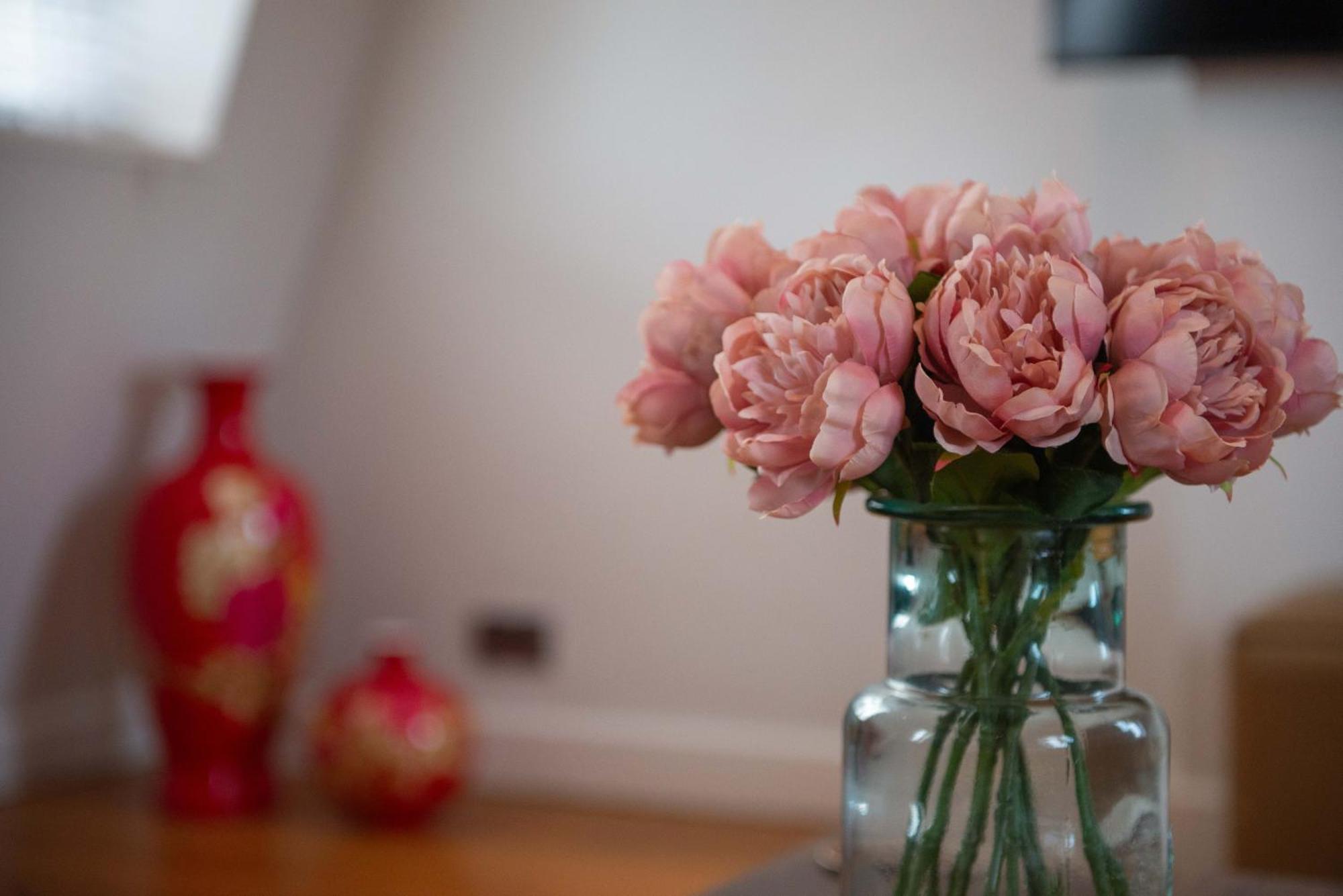 Stylish Townhouse, Work Desk, Fast Wi-Fi, Sleeps 6 スタンフォード エクステリア 写真