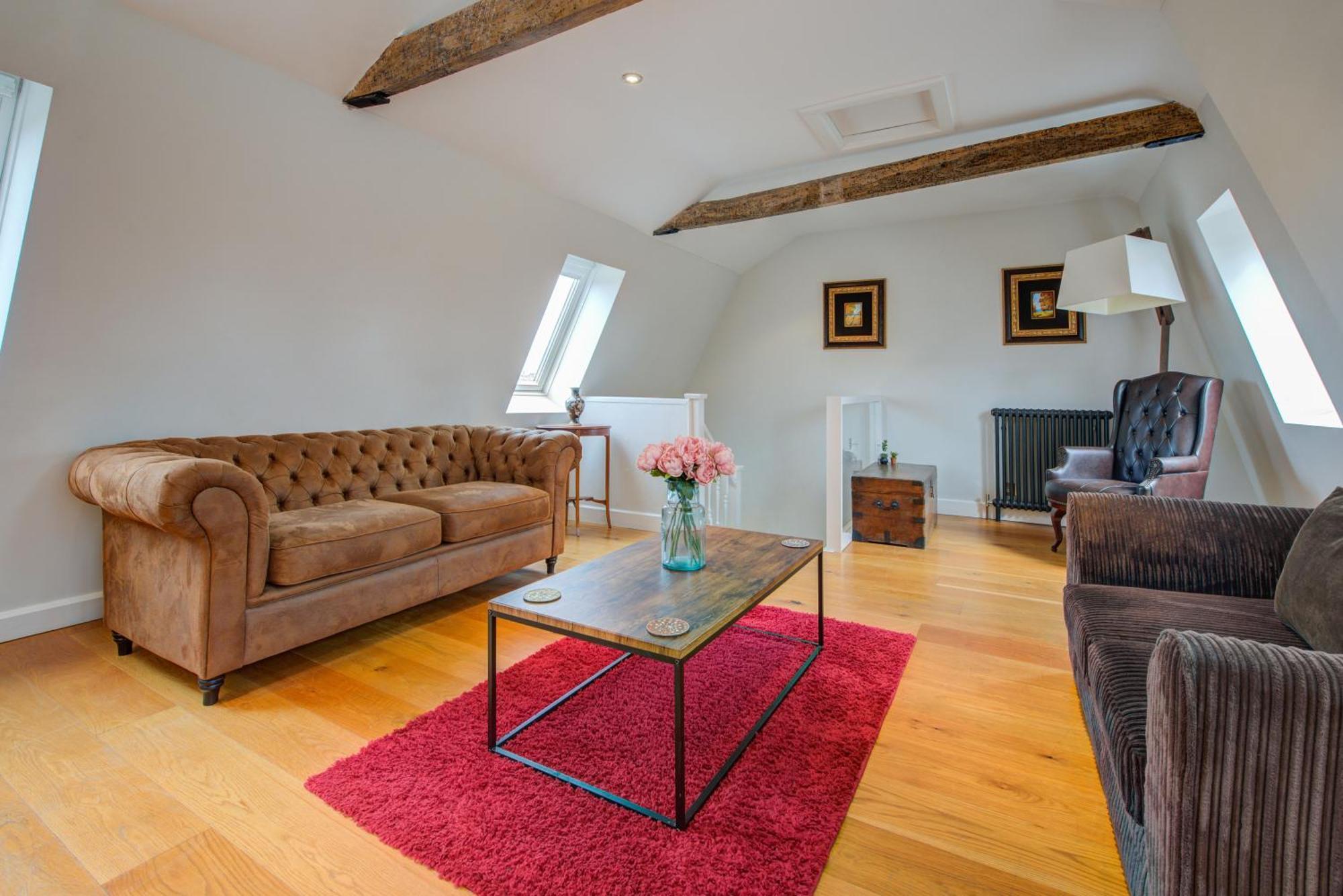 Stylish Townhouse, Work Desk, Fast Wi-Fi, Sleeps 6 スタンフォード エクステリア 写真