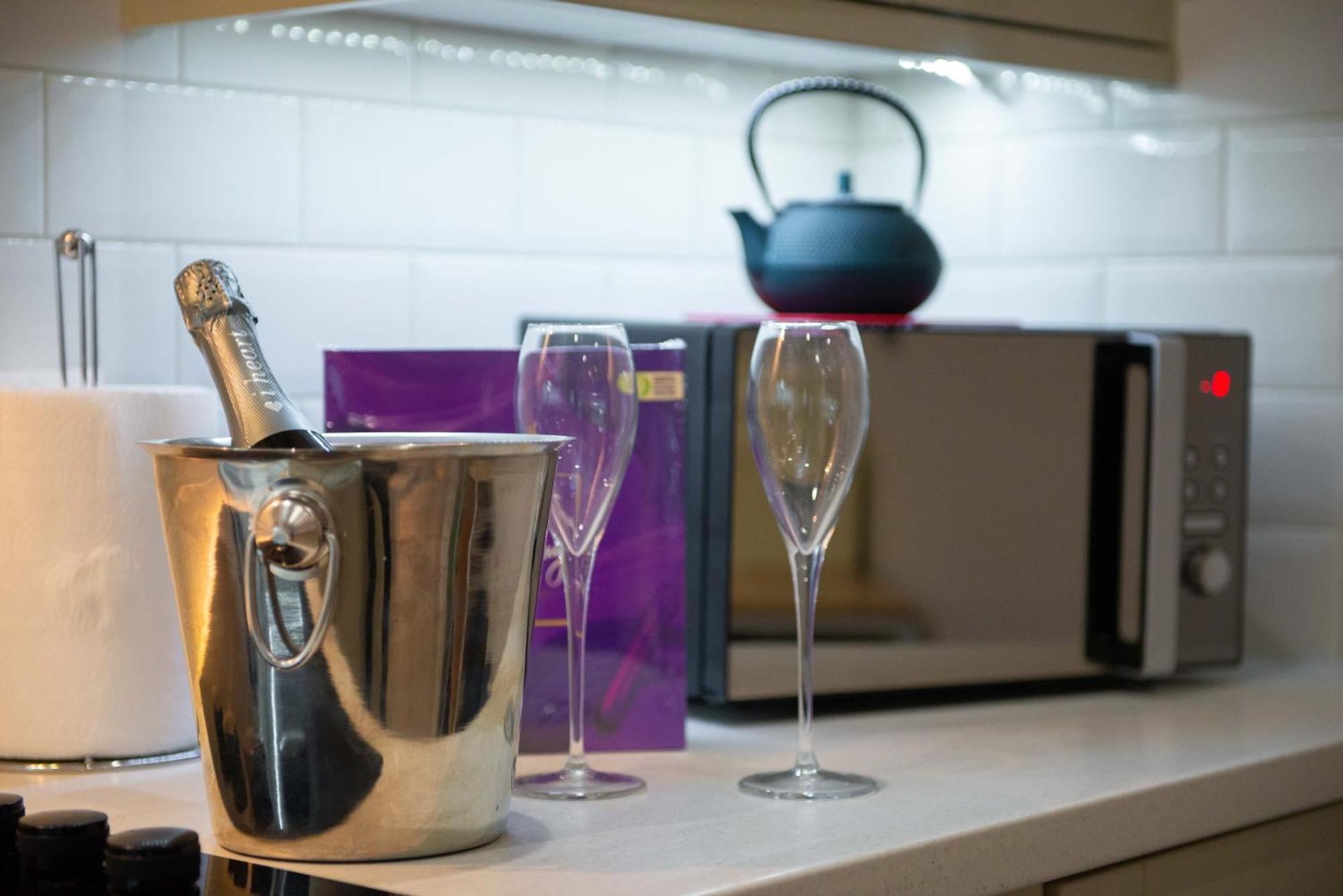 Stylish Townhouse, Work Desk, Fast Wi-Fi, Sleeps 6 スタンフォード エクステリア 写真