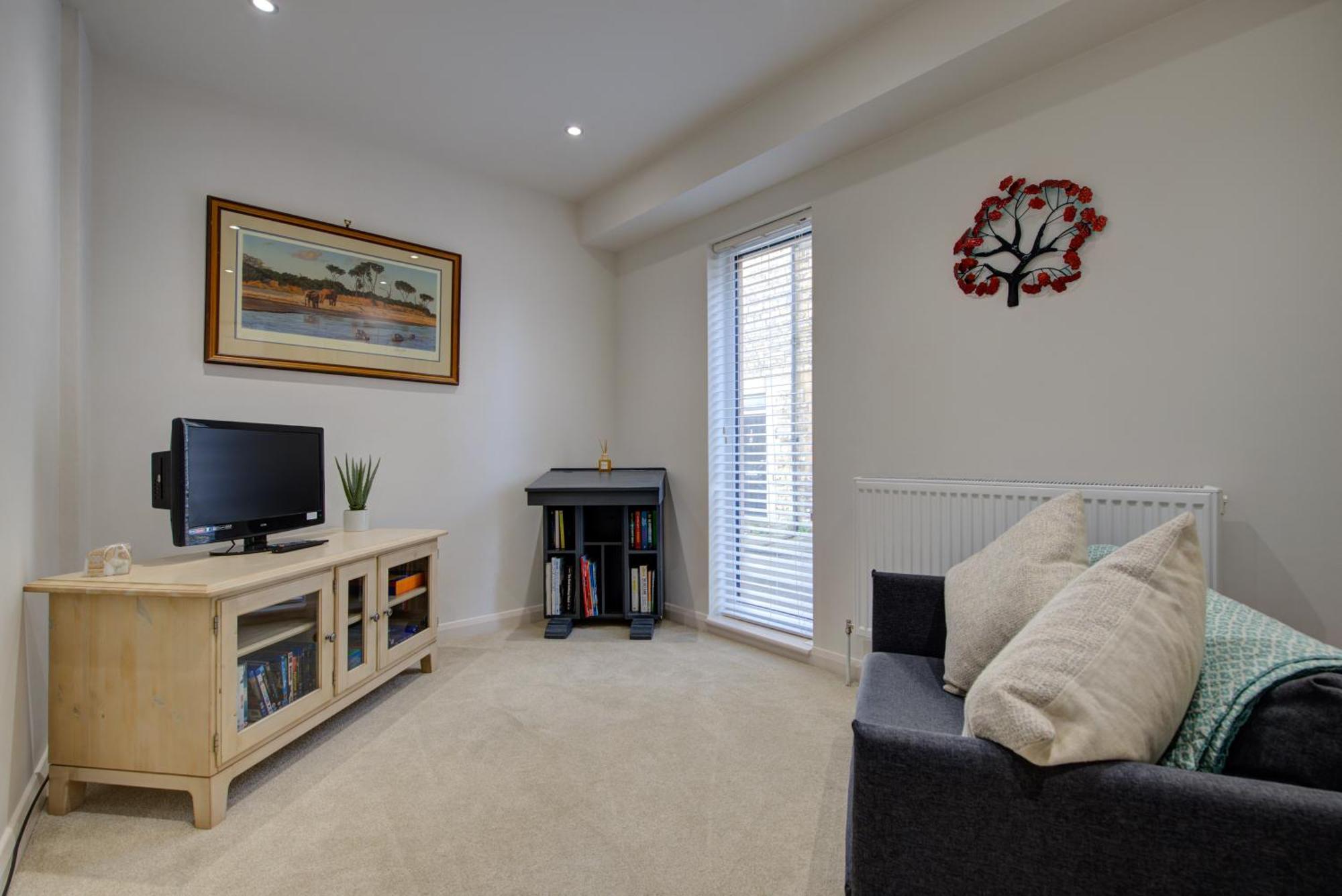 Stylish Townhouse, Work Desk, Fast Wi-Fi, Sleeps 6 スタンフォード エクステリア 写真