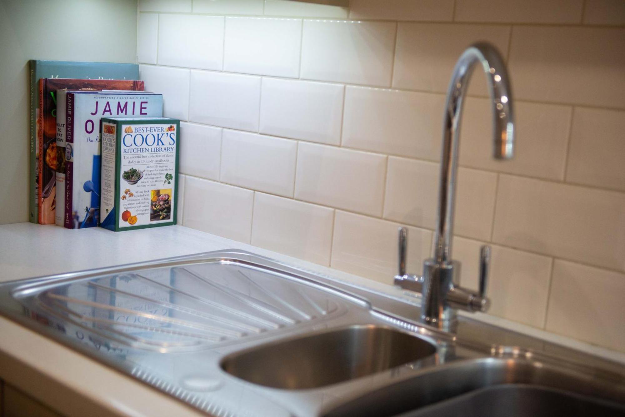 Stylish Townhouse, Work Desk, Fast Wi-Fi, Sleeps 6 スタンフォード エクステリア 写真