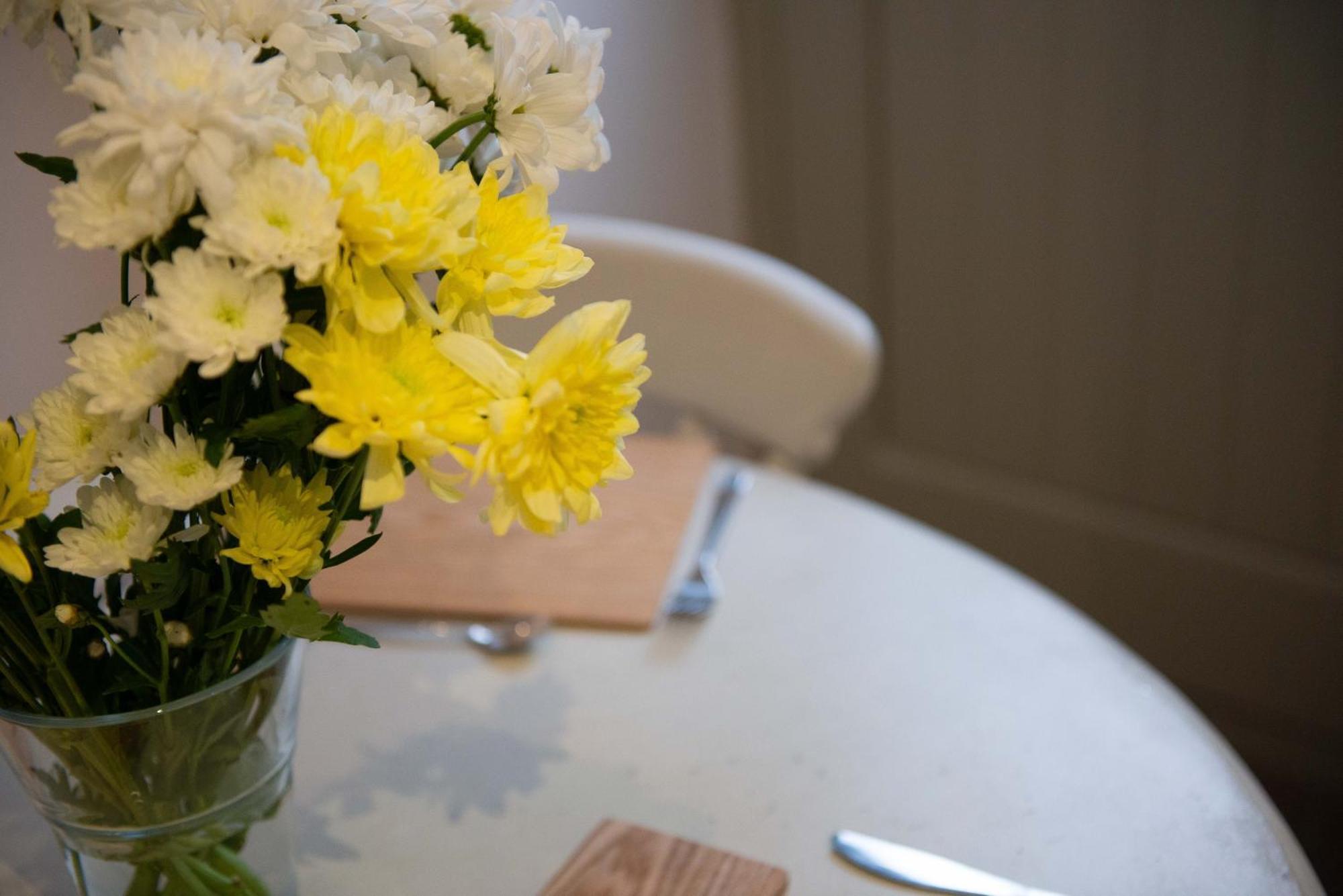 Stylish Townhouse, Work Desk, Fast Wi-Fi, Sleeps 6 スタンフォード エクステリア 写真