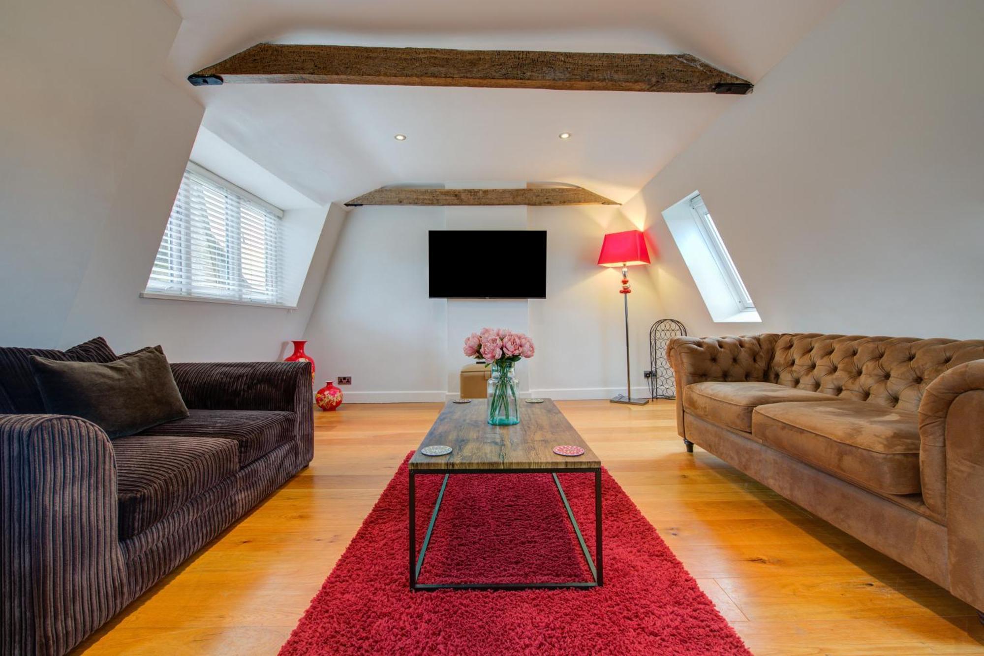 Stylish Townhouse, Work Desk, Fast Wi-Fi, Sleeps 6 スタンフォード エクステリア 写真